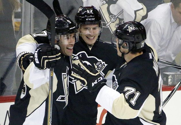 Radost hráčů Pittsburghu (zleva) Pascal Dupuis, Blake Comeau a Jevgenij Malkin.