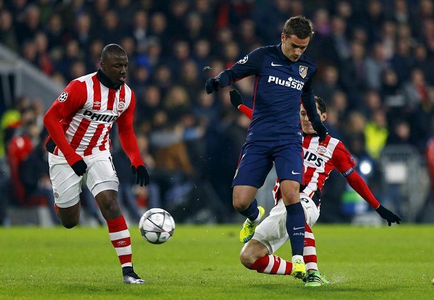 Andres Guardado z PSV Eindhoven (vpravo) se snaží sebrat míč Antoinemu Griezmannovi z Atlétika.
