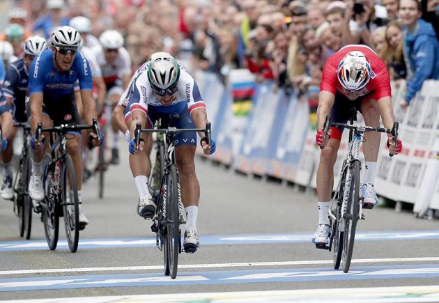 Bitva do posledního metru. Slovák Peter Sagan znovu získal titul mistra světa. Vpravo Nor Alexander Kristoff.