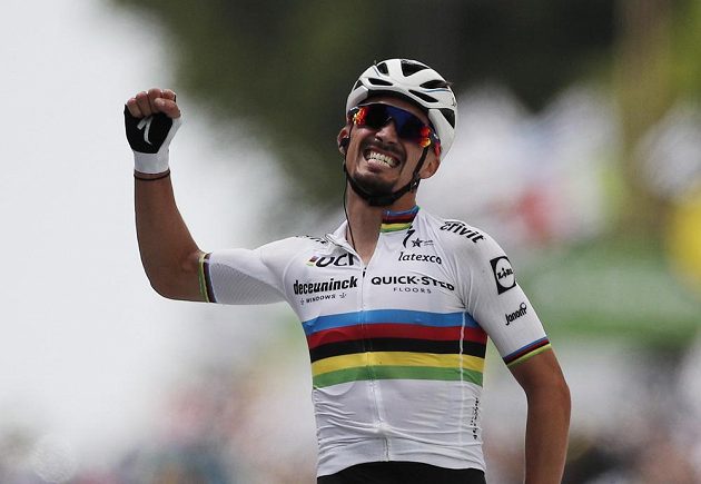 Francouzský cyklista Julian Alaphilippe slaví první etapové vítězství v letošní Tour de France