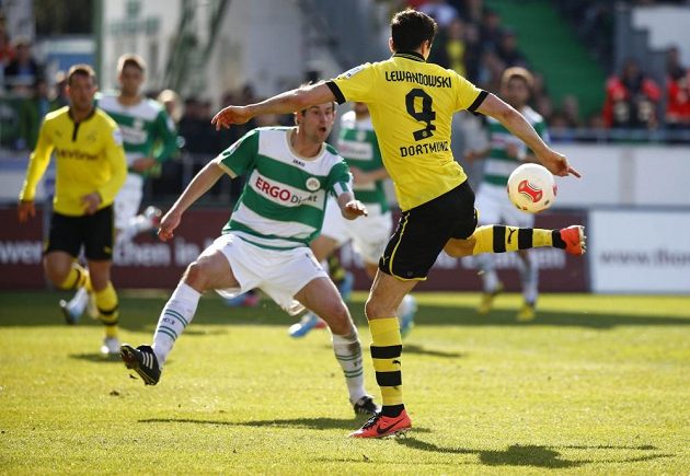 Robert Lewandowski (vpravo) z Borussie Dortmund v souboji s Thomasem Kleinem z Fürthu.