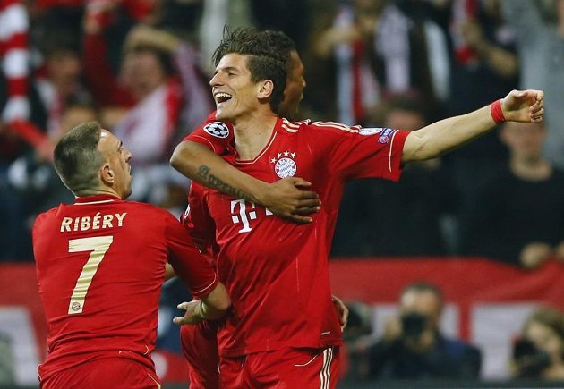 Mario Gomez z Bayernu slaví se spoluhráčem Franckem Ribérym a Davidem Alabou gól proti Barceloně.