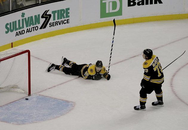 Bostonští David Pastrňák (88) a Charlie McAvoy (73) poté, co jejich tým inkasoval gol od Edmontonu.