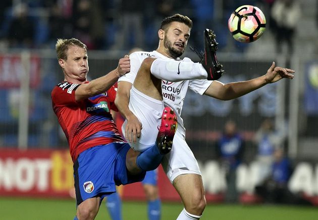 Ostrý souboj plzeňského obránce Davida Limberského (vlevo) s Tomášem Zajícem ze Slovácka.