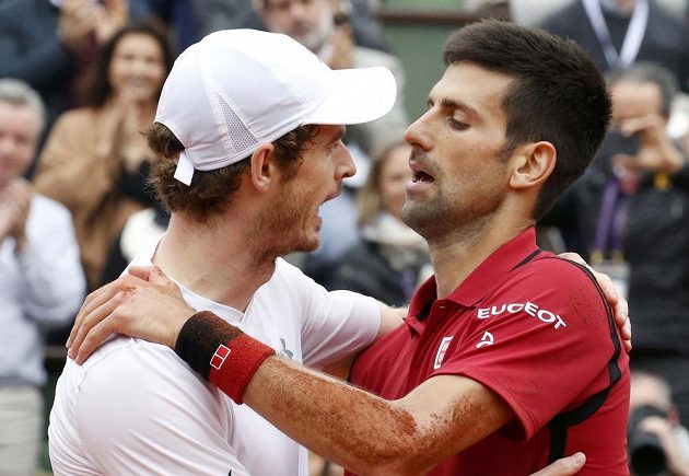 Srbský tenista Novak Djokovič (vpravo) a Brit Andy Murray po skončení finále French Open.