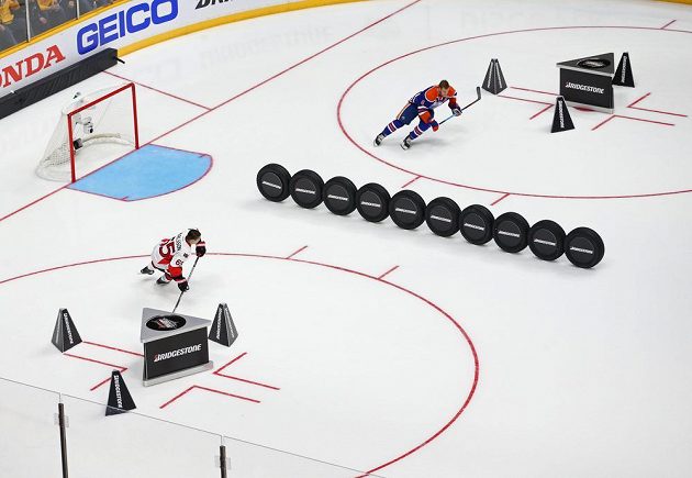 Souboj Erika Karlsson (65) z Ottawy a Taylora Halla (6) z Edmontonu v soutěži o nejrychlejšího bruslaře při dovednostních soutěžích NHL.