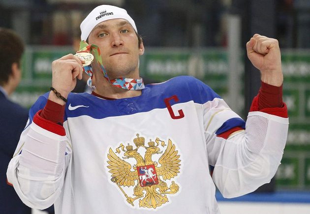 Kapitán ruské hokejové reprezentace Alexander Ovečkin se zlatou medailí z MS v Minsku.