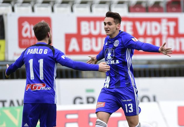Radost olomouckých hráčů z branky, která však neplatila. Zleva Pablo González a Mojmír Chytil.