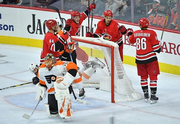 Carolina Hurricanes slaví vstřelený gól, brankář Philadelphie Michal Neuvirth (30) byl překonán.