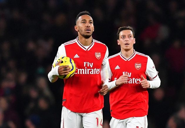 Fotbalisté Arsenalu Pierre-Emerick Aubameyang a Mesut Özil po nepovedeném utkání Premier League.