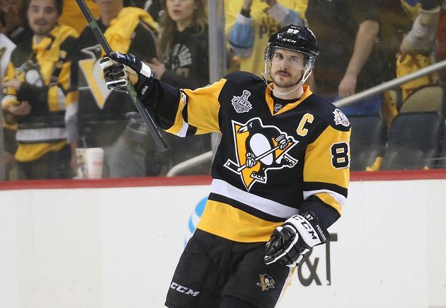 Sidney Crosby (87) z Pittsburghu se raduje z výhry v pátém utkání s Nashvillem.