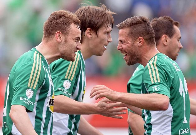 Vlevo Matúš Mikuš a vpravo Radek Šírl z Bohemians se radují z gólu proti Teplicím.