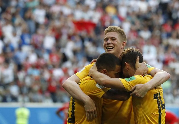 Kevin De Bruyne (uprostřed) se raduje se střelcem druhého beglického gólu Edenem hazardem (vlevo) a Driesem Mertensem.