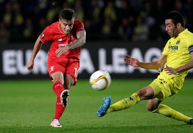 Záložník Liverpoolu Philippe Coutinho (vlevo) střílí na branku Villarrealu. Snaží se ho zblokovaat Bruno Soriano.