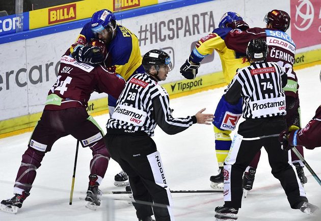 V utkání hokejové extraligy mezi Spartou a Zlínem byly k vidění o hromadné potyčky. Vlevo se perou Zach Sill ze Sparty a Michal Poletín ze Zlína, vpravo Jiří Černoch ze Sparty a Daniel Gazda ze Zlína.