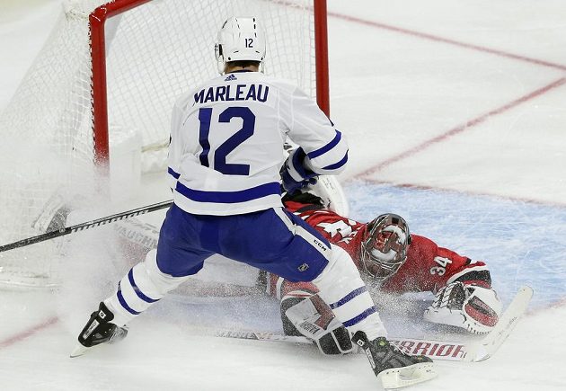 Střelec Toronta Patrick Marleau (12) dává gól českému brankáři Caroliny Petru Mrázkovi.