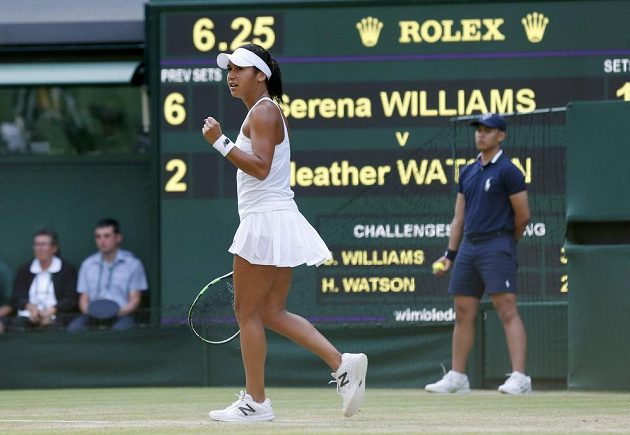 Britská tenistka Heather Watson se raduje po vítězném míčku v zápase s Američankou Serenou Williamsovou.