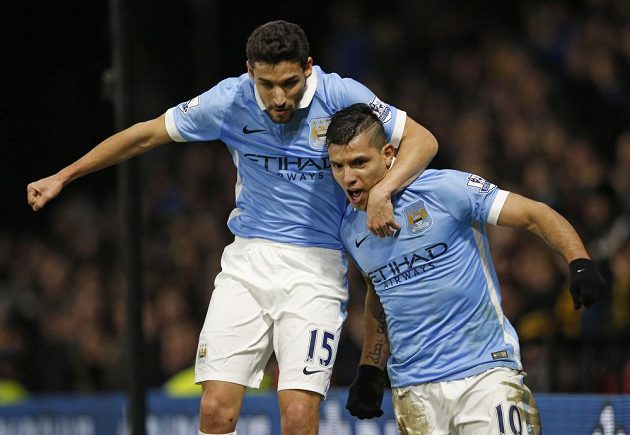 Útočník Manchesteru City Sergio Agüero (vpravo) slaví se spoluhráčem Jesusem Navasem gól proti Watfordu.