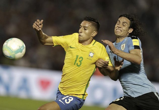 Uruguayec Edinson Cavani se sice statečně pral s obranou Brazílie v utkání kvalifikace o postup na MS 2018, dal i gól, ale nakonec jeho tým prohrál 1:4.