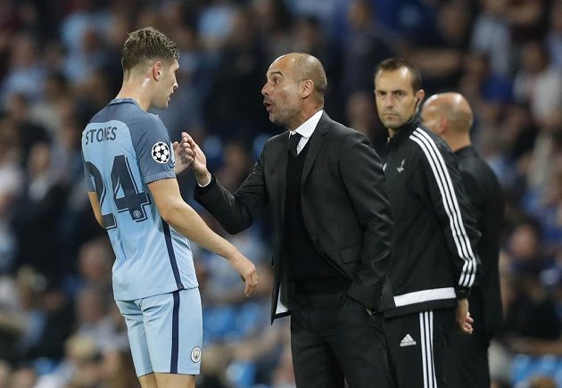 Manažer Manchesteru City Pep Guardiola udílí pokyny svému svěřenci Johnu Stonesovi.
