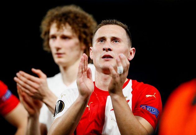 Fotbalista Slavie Jan Bořil aplauduje kotli fanoušků po utkání na hřišti Chelsea v Evropské lize.