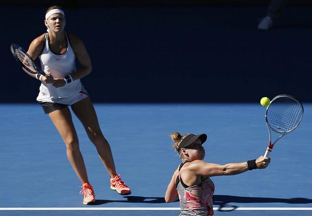 Lucie Šafářová (vzadu) a Bethanie Matteková-Sandsová během finále Australian Open.