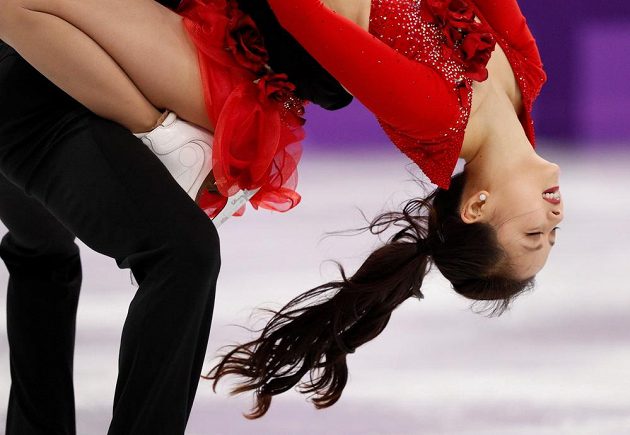 Korejští reprezentanti Min Ju-ra a Alexander Gamelin při krátkém tanci. I přes problém došlo na odvážné kreace.