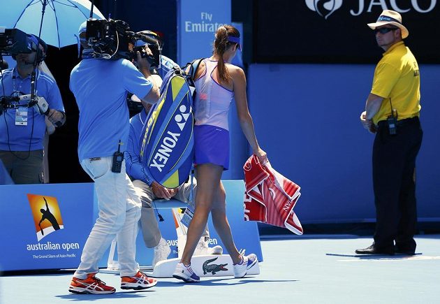 Zklamaná srbská tenistka Ana Ivanovičová opouští Rod Laver Arenu po nečekané porážce s Lucií Hradeckou v prvním kole Australian Open.