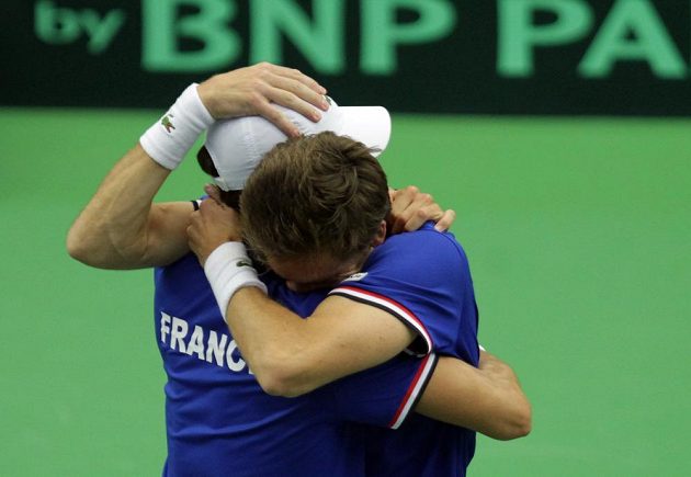 Francouzi Nicolas Mahut a Pierre-Hugues Herbert (zády) se radují z výhry nad českou dvojicí Radek Štěpánek - Lukáš Rosol.