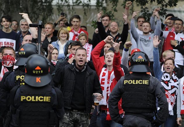 Příznivci fotbalové Slavie reagují nedaleko stadiónu svého týmu na fanoušky Sparty, kteří pochodovali z Letné do Vršovic.