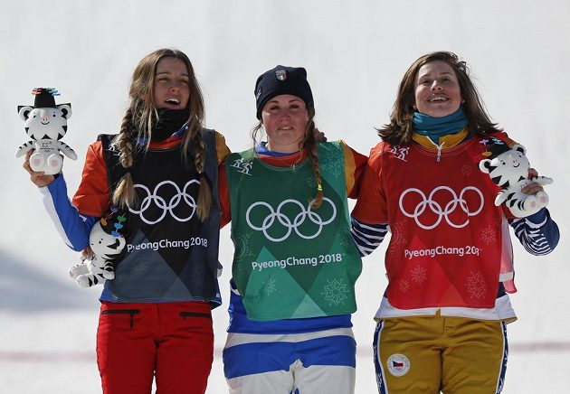 Tři nejlepší ze soutěže snowboardkrosařek - (zleva) stříbrná Julia Pereiraová de Sousaová z Francie, vítězka Michela Moioliová z Itálie a bronzová Eva Samková.