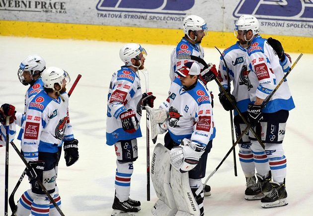 Smutek chomutovských hráčů po skončení semifinále play off hokejové extraligy. Piráti prohráli s Libercem a sezóna pro ně skončila.