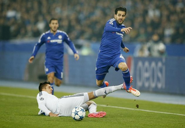 Záložník Chelsea Cesc Fábregas proniká přes bránícího Jevhena Chačeridiho z Dynama Kyjev.