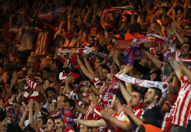 Fanoušci Atlétika Madrid v odvetném semifinálovém duelu Ligy mistrů na Stamford Bridge.