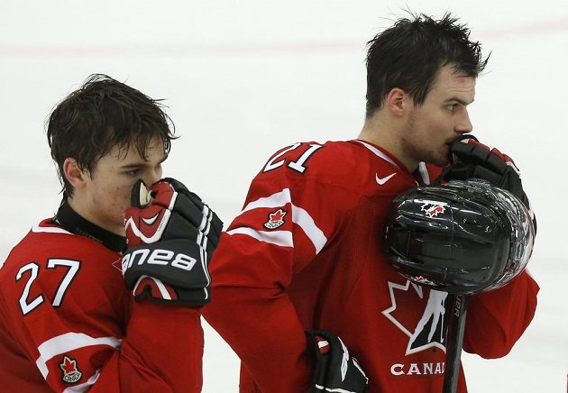 Zklamaní hokejisté Kanady zleva Jonathan Drouin a Scott Laughton porážku od českého týmu nečekali.