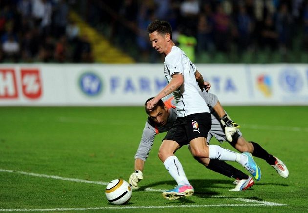 Plzeňský záložník Milan Petržela obchází před druhým gólem sarajevského brankáře Adnana Hadžiče.