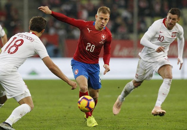 Poláci Bartosz Bereszynski (vlevo) a Grzegorz Krychowiak stíhají Matěje Vydru.