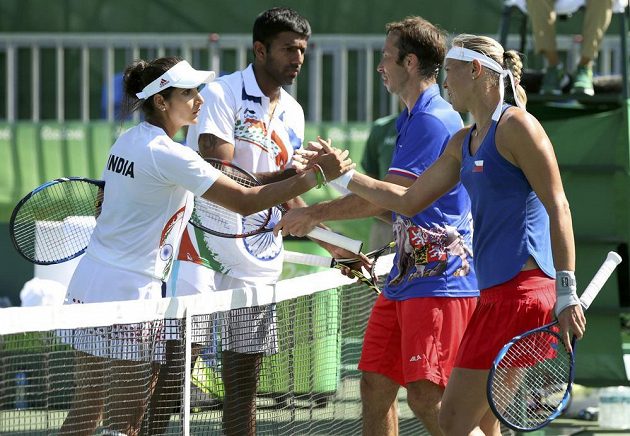 Konec. Radek Štěpánek a Lucie Hradecká přijímají gratulace ke třetímu místu na olympiádě v Riu. Porazili indický pár Sania Mirza a Rohan Bopanna.