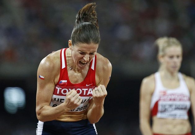 Gesto obří radosti. Zuzana Hejnová po triumfu na 400 m překážek při MS v Pekingu.