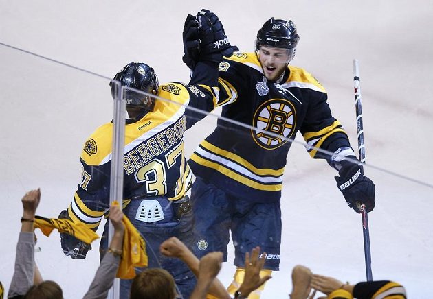 Patrice Bergeron z Bostonu (vlevo) oslavuje se spoluhráčem Tylerem Seguinem svou branku proti Chicagu.