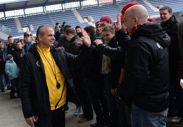 Trenér Sparty Praha Vítězslav Lavička se zdraví s fanoušky během otevřeného tréninku pro fanoušky před utkáním s Plzní.