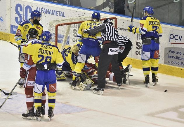 Potyčka před brankou Zlína ve druhém utkání série předkola v Olomouci..