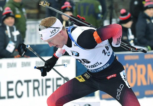 Nor Johannes Thingnes Bö na cestě k výhře v posledním sprintu sezony v Kontiolahti.