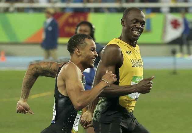 No tak to zase byla docela zábava. Jamajčan Usain Bolt (vpravo) a Kanaďan Andre de Grasse v semifinále dvoustovky.