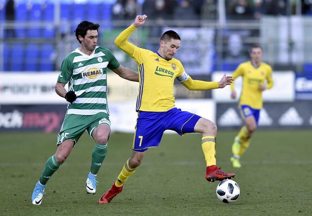 Záložník Kamil Vacek z Bohemians atakuje Lukáše Železníka ze Zlína v utkání nejvyšší soutěže fotbalistů.
