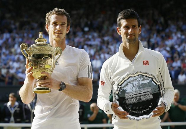 Pózující aktéři finále Wimbledonu s trofejemi. Vlevo vítěz Andy Murray, vpravo Novak Djokovič.