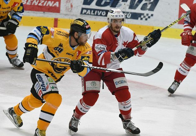 Litvínovský útočník Radek Duda (vlevo) v souboji s Tomášem Andrlíkem ze Slavie v zápase 7. kola baráže o extraligu.