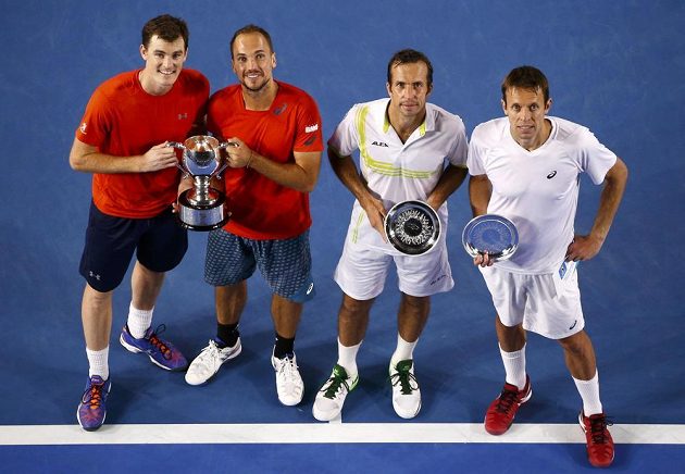 Debla vyhráli v Melbourne Jamie Murray (vlevo) a Bruno Soares. Vedle nich poražený pár Radek Štěpánek s Danielem Nestorem.