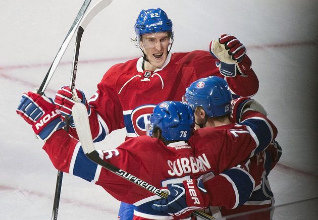 Hokejisté Montrealu Canadiens Tomáš Fleischmann (15), P.K. Subban (76) a Dale Weise (22) se radují z gólu českého útočníka.