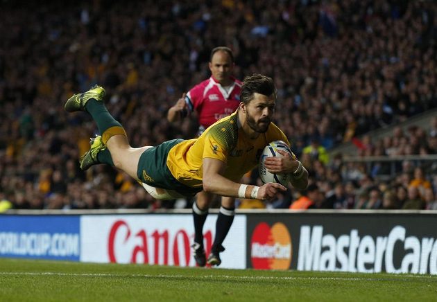 Australský ragbista Adam Ashley-Cooper pokládá pětku v semifinálovém zápase proti Argentině.